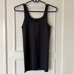 Aritzia Babaton Tight Tank in a Dark Blue/Black, Size Medium